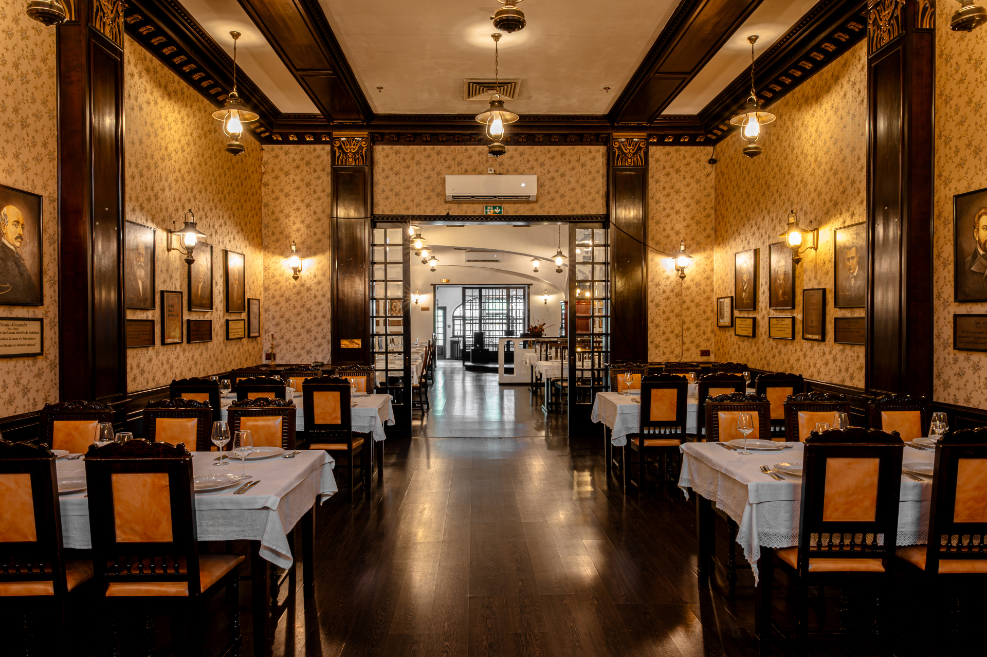 Sală restaurant Vatra Neamului